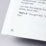 オンデマンド印刷と無線綴じ製本で作成した小冊子（英会話用の学習テキスト）の本文にあるノンブル（ページ番号）の紙面上の位置と余白の大きさを紹介する画像です。