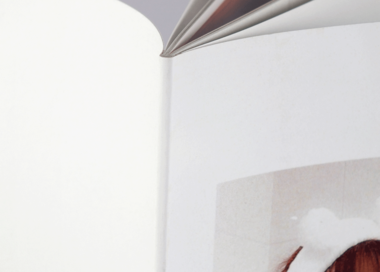 オンデマンド印刷と無線綴じ製本で作成した小冊子の作成事例で、小冊子の厚みがわかる画像です。