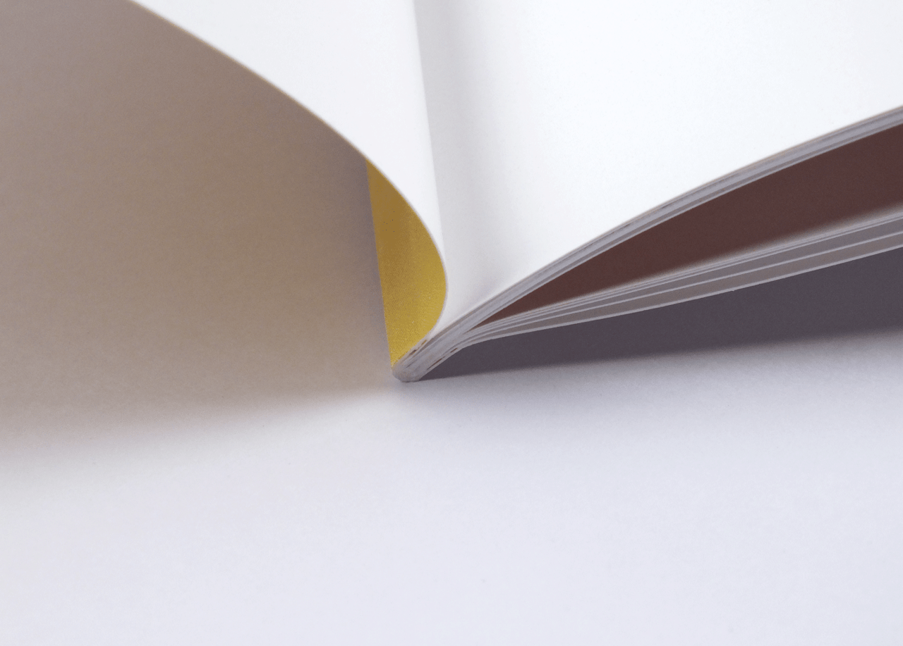 オンデマンド印刷と無線綴じ製本で作成した小冊子（絵本）の作成事例で、小冊子の厚みがわかる画像です。