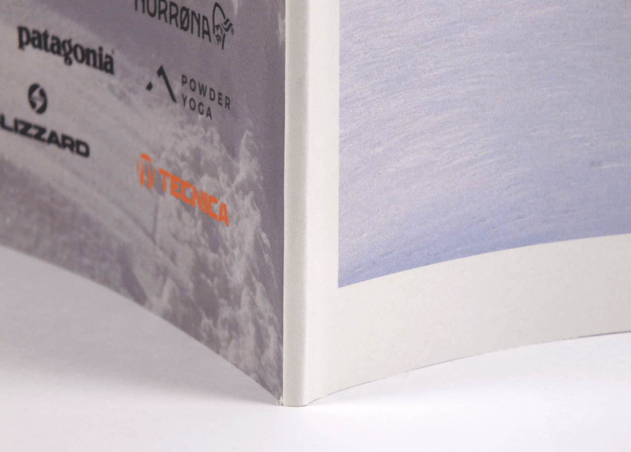 オンデマンド印刷と無線綴じ製本で作成した小冊子（ZINE）の作成事例で、小冊子の厚みがわかる画像です。