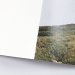 オンデマンド印刷と中綴じ製本で作成した小冊子（ZINE）に使用された針金を拡大した画像です。
