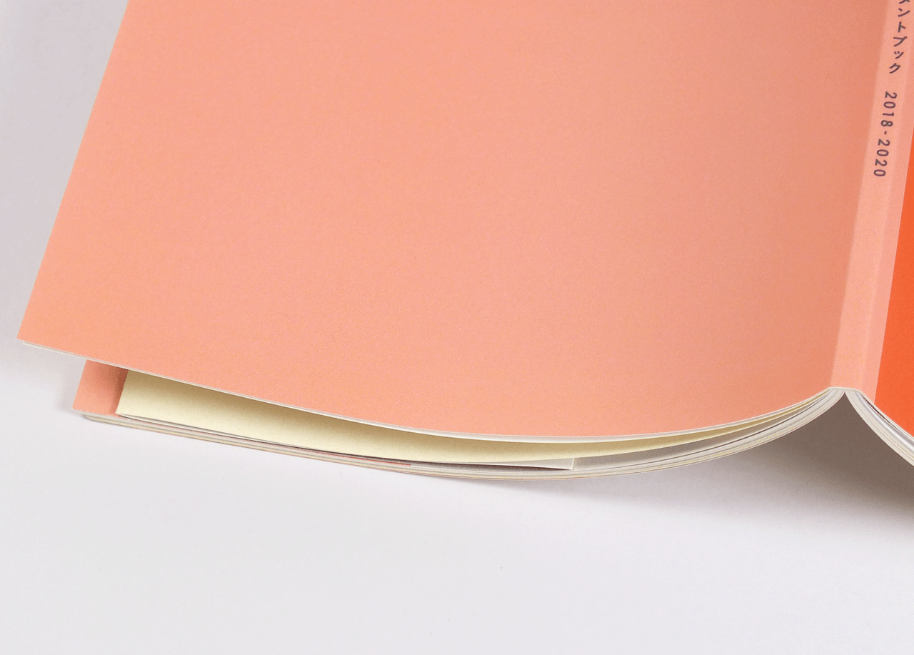 オンデマンド印刷と無線綴じ製本で作成した小冊子（ドキュメントブック）に両面カラーで印刷した片袖折りのページを追加した作成例の画像です。